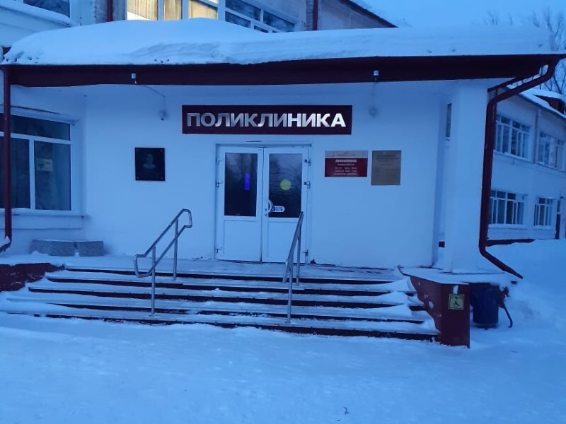 Вход во взрослую поликлинику Колпашевской РБ: ни пандуса, ни таблички Брайля