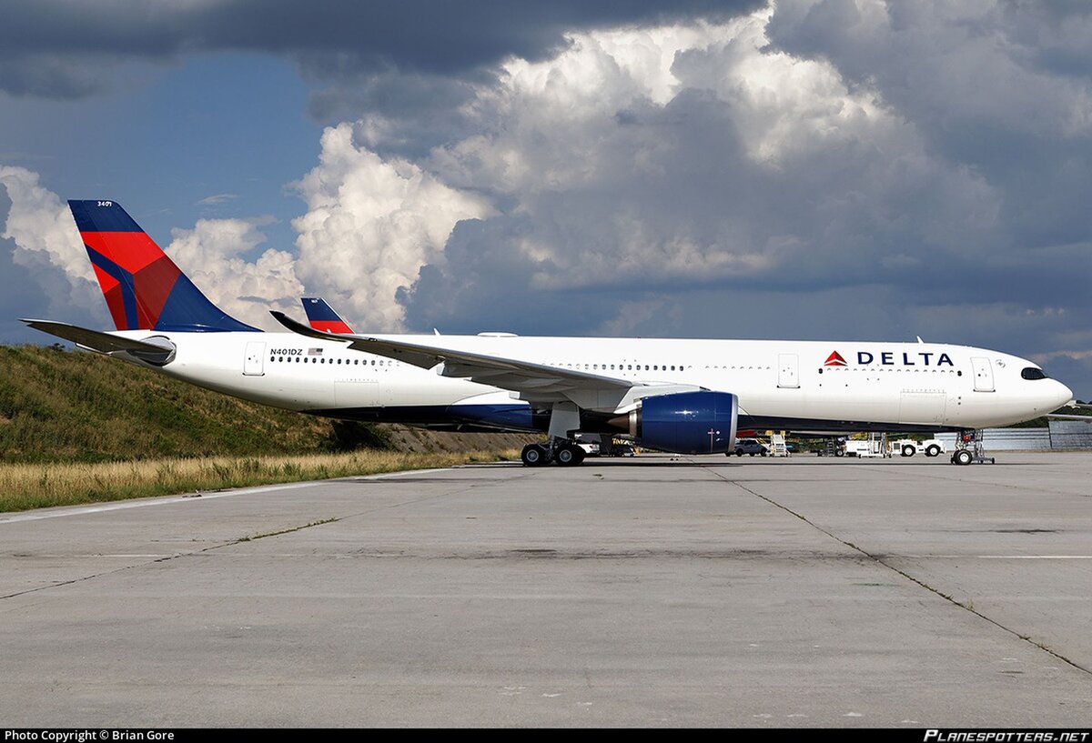 У Delta Air Lines был похожий подход: в Азию только самое новое — к примеру, Airbus A330-941. Но это не самые большие самолёты перевозчика, и найти им применение на других маршрутах проще. Тем более, что у Delta наблюдается дефицит флота, поэтому вынужденный "китайский" простой для авиакомпании можно назвать и полезным