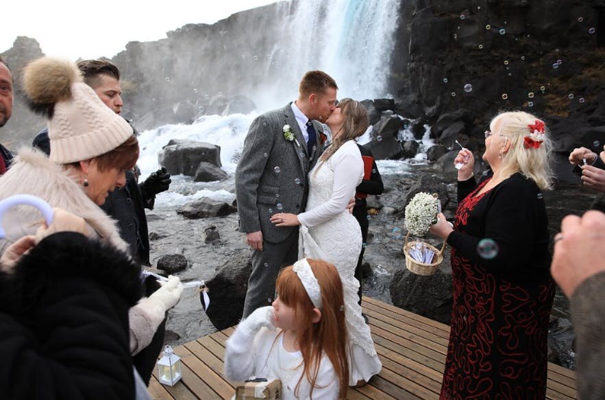 Зачем Исландия платит за брак с местными женщинами?