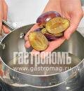 Шаг 1Морковку очистить и нарезать тонкими продольными брусочками. Растопить в сковороде мед, на небольшом огне обжарить в нем морковь 5 мин.Шаг 2На циновку для суши положить нори, рис и морковь. Присыпать апельсиновой цедрой. Свернуть рулетом и нарезать на кусочки.Шаг 3Киви и нектарин нарезать тонкими пластинами.Шаг 4С помощью формочек для выпечки вырезать из пластин сердечки.Шаг 5Не снимая формочку с фруктов, уложить внутрь рис. Прижать пальцами, перевернуть рисом вниз и снять формочку.Шаг 6Приготовить соус. Сливы вымыть, разрезать пополам и удалить косточку. Вскипятить воду с сахаром, добавить сливы. Готовить на небольшом огне 25 мин. Соус должен сильно увариться. Процедить и подать к суши. 