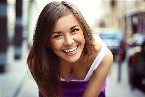 Умение рассмешить девушку отлично помогает вызвать у нее симпатию. Если девушка улыбается и смеется, то ей интересно проводить с вами время! Но если вы не уверены в том, как именно рассмешить свою подругу, не переживайте, для этого есть масса способов. Запаситесь внушительной коллекцией забавных историй и выражений и не бойтесь иногда дурачиться. Постарайтесь понять, что именно кажется вашей девушке забавным, и стройте свой юмор именно в этом направлении. А когда вас нет рядом, попробуйте писать девушке веселые сообщения, чтобы заставить ее смеяться!