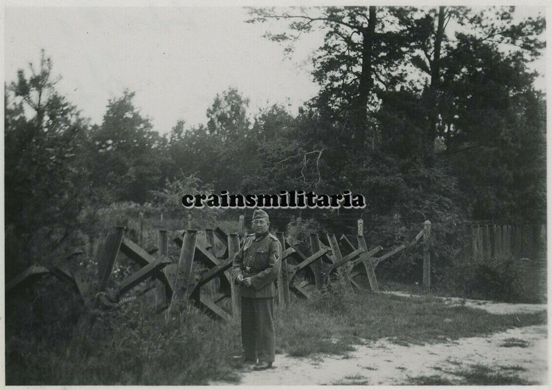 Немецкий солдат у заграждения из ежей в Чехословакии. Фото с ebay.com