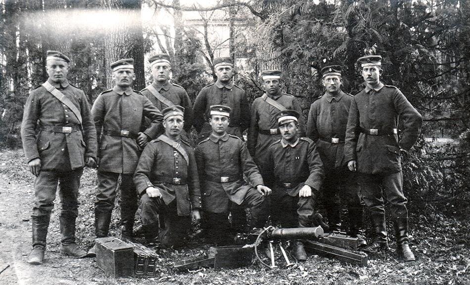 Бойцы германской 205-й пехотной дивизии фотографируются в парке поместья Вецгулбене. Латвия, начало марта 1918 года.