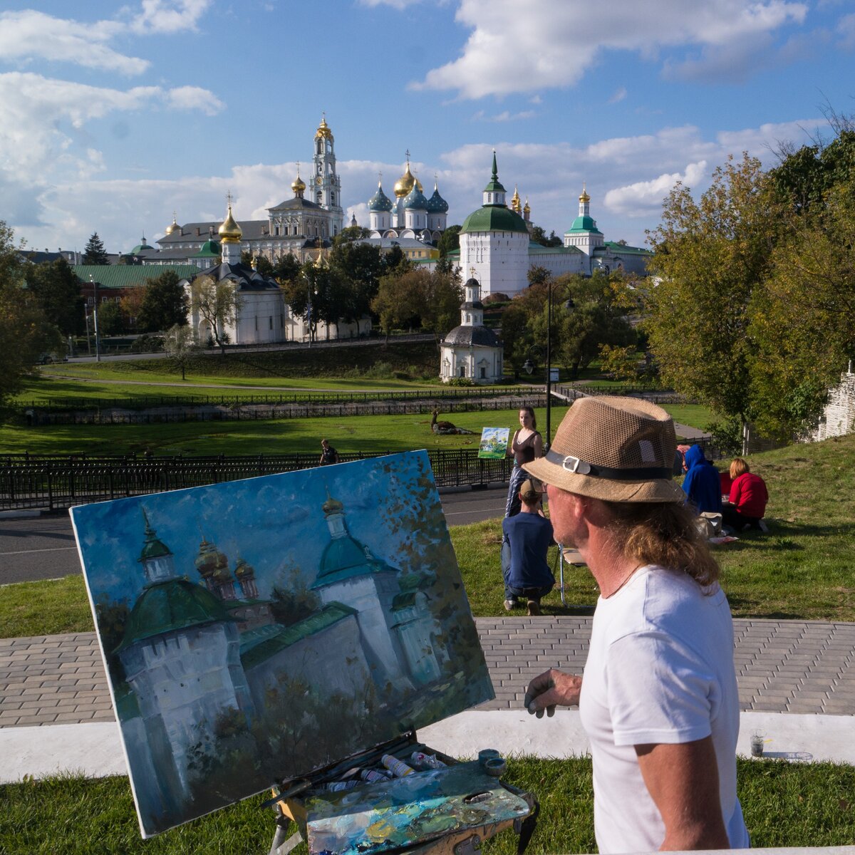 Вид со смотровой площадки перед Лаврой - излюбленном месте для художников, фотографов и любителей селфи.