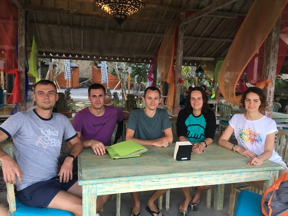 С друзьями в кафе в Убуде