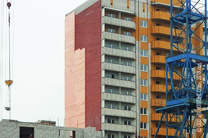 На фото: обустройство деформационного шва в жилом доме на углу ул. Гагарина и Окружного шоссе в г. Вологде