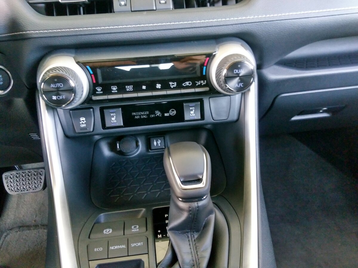 Toyota RAV4: рычаг КПП , блок климат-контроля