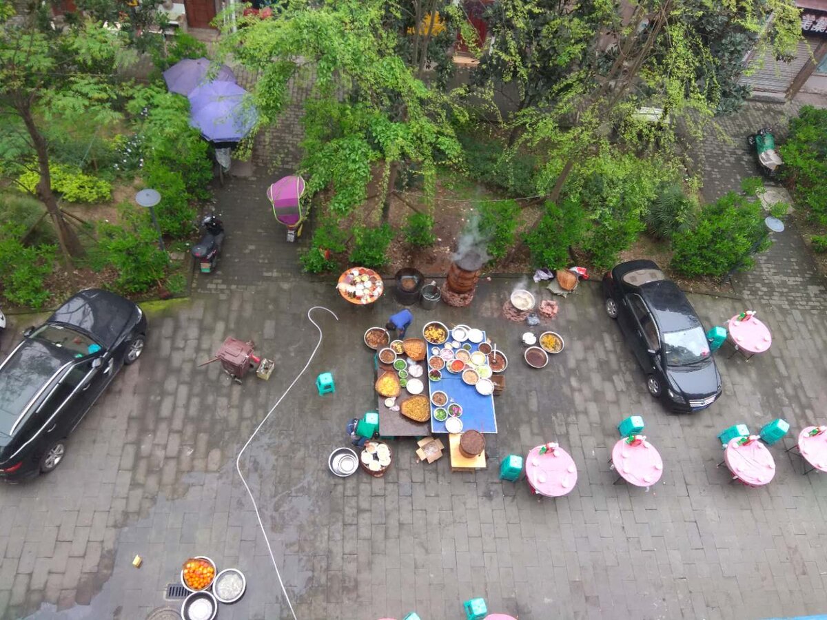 Приготовления к застолью во дворе многоквартирного дома