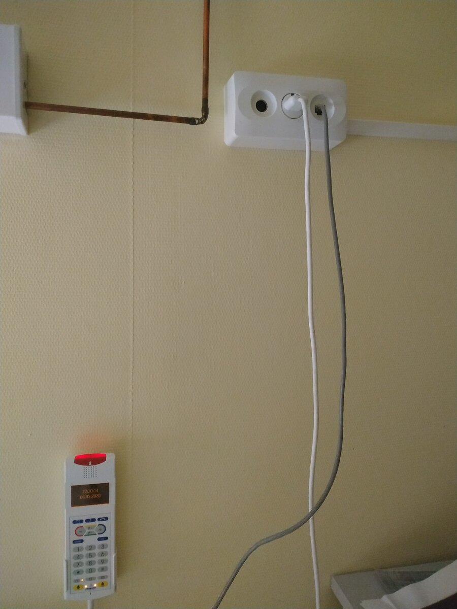 Сетевой разъем над тумбочкой