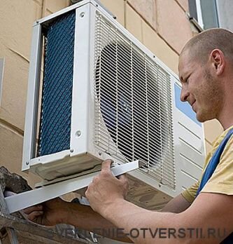 Фото: Заправка бытового кондиционера (внешнего/наружного блока) фреоном (хладагентом) в квартире в Москве.