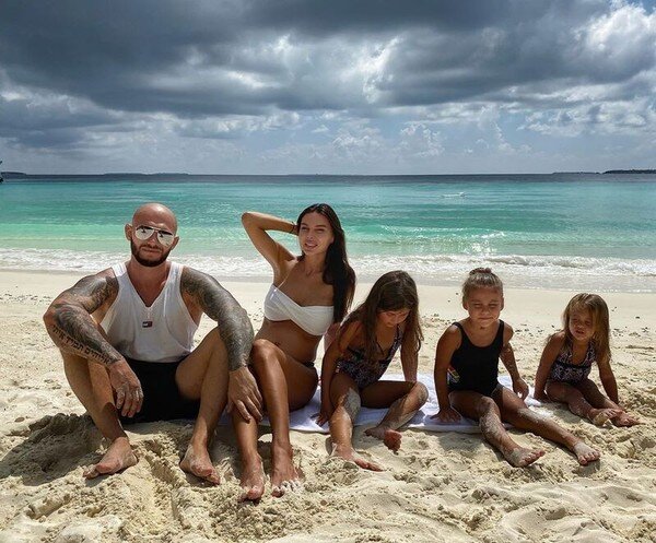 Джиган и Оксана Самойлова с дочерьми /  Фото: Instagram