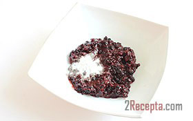 В варенье добавить соду. Я использовала черничное варенье.