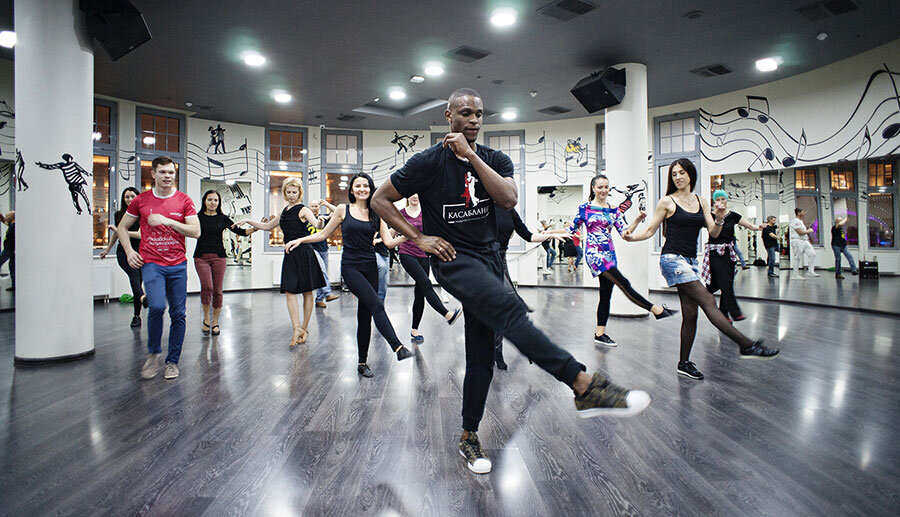 В школе танцев много свободных партнёров!