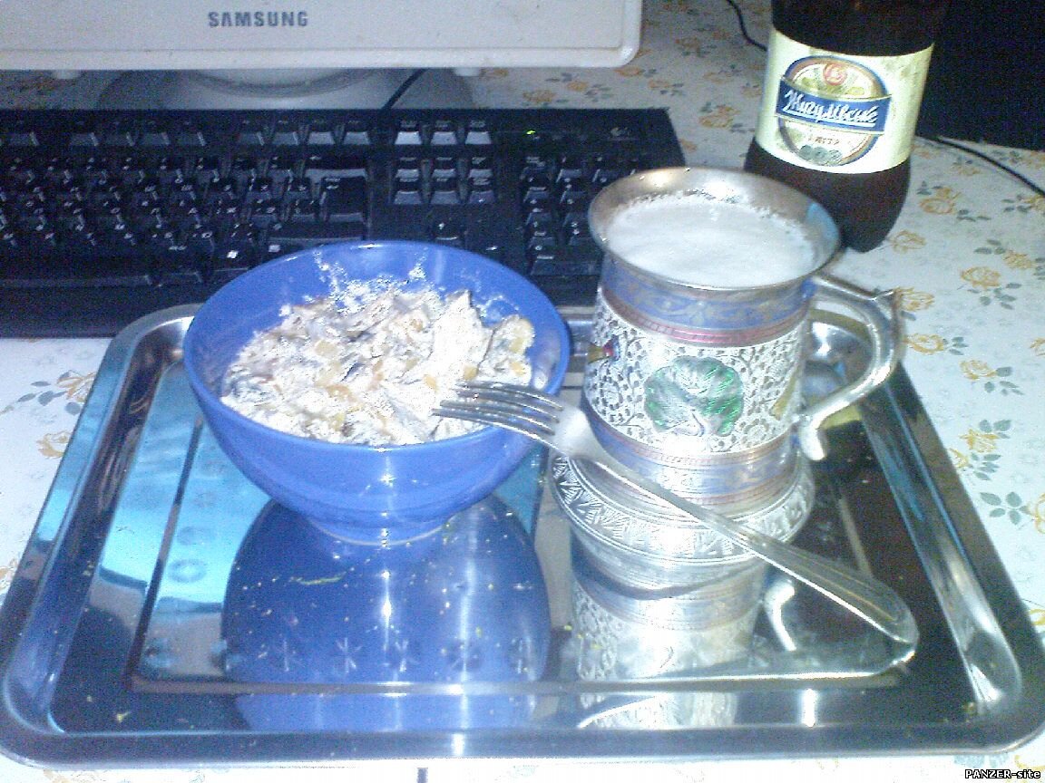 Как,  наверное, многие знают, живу я у самого Черного моря, вот почти на  берегу, из любого конца города до моря идти от силы минут двадцать… ну, с  моря, как водится, идти несколько дольше, но расстояние при этом одно и  то же, как не крути. И, казалось бы, все, что в сознании людей связано с  морем, в частности с Черным, должно быть мне близко, как никому. В  основном, так оно и есть, но при этом, есть вещи, которые не были мне  знакомы с детства, при том, при всем, что так, вроде бы должно было бы  быть.
 Один из таких аспектов – рапаны. Для большинства, рапан уже с морем  ассоциируется, не с Черным, так с каким ни будь другим, но в моем  детстве рапаны были такой же диковинкой, как и для жителей материковой  части СССР. Не то чтобы я совсем не знал об их существовании, знал, даже  несколько ракушек лежали дома, но это было скорее редкостью, чем  закономерностью. Гуляя с друзьями по пляжу, мы так и высматривали, чтобы  найти выброшенный на берег рапан, но находки такие были крайне редки. И  это я говорю о ракушках, а о том, что их можно употреблять в пищу, мы  даже и не задумывались. С мидией было проще, вот она буквально под ногами валялась, и ели мы ее просто в изрядных количествах.  
 Но в последнее время, ну после победы капитализма, из магазинов пропало  китовое мясо, а вот всяческие морепродукты помельче появились в огромных  количествах – кальмары, осьминоги, креветки, рапаны, мидии.  И пипл  хавает, не знаю, то ли нравится всем, то ли за потенцию свою переживают,  но факт остается фактом.
 Правда, у нас необходимости покупать замороженные рапаны в магазине нет,  их, еще живых, вполне можно приобрести у уличных торговцев или у  знакомых, промышляющих таковой охотой. Говорят, рапана развелось просто  немеряно, а он же сволочь, хищник, и нещадно уничтожает полезную природе  мидию, так что по ходу, с ним просто война ведется.
 И ваш покорный слуга хотел выйти на передовую. Честно. Было желание  приобрести ласты, маску, трубку и… в воскресный денек погружаться в  пучины морские, дабы потом потом и кровью, добывать себе пропитание, да  еще и пользу окружающей среде приносить.  Но… не срослось.
 Впрочем, это не суть важно, главное, хоть и за деньги, рапаны были мною  добыты и пущены на приготовление блюда, о котором я тут и рассказываю.
 На самом деле это, можно сказать, мой первый опыт готовки рапанов, потому как действительно первый, вышел почти анекдотичный.
 Было это давненько, лет 5-6 назад. Был вечер, и мне захотелось выпить. А  выпивал я тогда культурно, то есть затаривался на базаре всякими  ништяками, брал пузырь водки, располагался дома в компании супруги, и  употреблял принесенное практически в одно рыло. Но в тот раз, то ли  водки было много, то ли закуски я мало взял, но ситуация сложилась так,  что выпивка у меня еще имелась, а вот закуска для нее закончилась.
 И тут супруга мне и говорит: - Там малый рапанов принес, может их приготовишь?
 Я был уже изрядно теплый, и мог приготовить чего угодно, но, на всякий случай, позвонил Bear’у и поинтересовался рецептом.
 Малый ответил в том духе, что проще пареной репы, режешь, кидаешь на  сковородку, обжариваешь, потом добавляешь порезанный полукольцами лук,  солишь, перчишь, и, залив сметаной, тушишь на медленном огне до  готовности.
 Сказано – сделано! И уже через полчаса я пил водку, закусывая рапанами.  Но если честно, вкус мне не очень понравился, и горчили, и песок на  зубах скрипел… но, под водку пошло, чего уж там.
 На утро, Bear, конечно, поинтересовался, мол, как оно, вкусно? Ну, я ему  и ответил, что как-то не очень, на что он мне задал вполне закономерный  вопрос: - А ты их чистил?
 Сказать, что я был удивлен, значит, ничего не сказать: - А их что еще и чистить нужно было???
 С тех пор мне как-то на зуб рапаны не попадались, но недавно я их вновь  заценил на праздновании Ивана Купала.  И шипко мне захотелось их самому  приготовить, собственно с этим и была связана моя подводно-охотничья  лихорадка. Но, как я уже говорил – не сложилось, потому рапанов я просто  купил.
 И вот купил я их, припер домой и стал готовить.