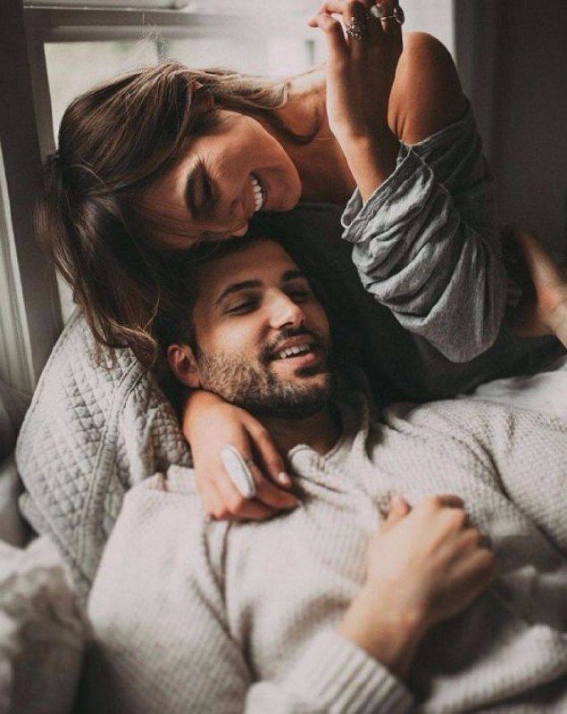 ​​4 главных правил мудрой женщины илик любить мужчину правильно, поехали)

1️⃣ Отношения с мужчиной не должны трансформироваться в сплошные обязанности, нельзя лишать себя элементов радости.

Взвалив на себя огромный объем работ со сверхурочными, а затем еще все домашние дела и бытовые проблемы, чувствовать себя счастливой женщина в подобном марафоне не может. Регулярное переутомление, постоянное недосыпание становятся причиной энергетического истощения. И в таком состоянии априори невозможно иметь ни хорошее настроение, ни радость. В итоге негатив выплескивается на близких, в частности, на  мужчину.

2️⃣ Обязательно прислушивайтесь к себе и своим желаниям.

Нередко многие женщины лезут из кожи вон, чтобы угодить, помочь своим домочадцам, в первую очередь мужчине, вовсе не обращая внимания на собственную персону. Когда это в радость и приносит удовлетворение, заряжая энергией, прекрасно! Но ведь такие действия зачастую дают  иной результат: забота о других изнуряет и утомляет.

Рецепт в этом случае один – вспомнить и позаботиться о себе. Каким образом это сделать? Для начала снять с себя часть обязанностей, перераспределив их между всеми членами семьи. Второй шаг –  научиться иногда отказывать, произнося решительное «нет», а еще определить границы личного пространства и в реальном, и во внутреннем мире.    

3️⃣ Не будьте навязчивыми в любви, не обременяйте ею партнера, но и не требуйте от мужчины постоянных проявлений внимания и заботы.

Женщина должна быть мудрой, обладая внутренним миром, наполненным спокойствием, равновесием, гармонией. Поселившийся страх оказаться ненужной, остаться одинокой, неприятие жизни без присутствия мужчины сыграют с вами злую шутку. Помимо вашей воли вы будете осложнять, ухудшать отношения, а значит и портить свое собственное бытие.

Формула правильной любви к мужчине зиждется на партнерстве. Нельзя затеряться, утратить в отношениях себя саму, стараясь стать нераздельной с партнером, посягнув на его личное пространство, да и на свое тоже. Любой женщине требуется, как воздух, иметь свою интересную жизнь. Не следует жертвовать любимыми увлечениями, отказываться от общения, отстраняться от друзей, сосредоточившись исключительно на мужчине, как на самом важном в жизни объекте, позабыв обо всем на свете и о себе, в частности.

4️⃣ Научитесь заботиться о своем внутреннем состоянии и испытывать удовольствие от выполнения домашней работы.

Например, если вы трудитесь над приготовлением еды, то настраивайтесь таким образом, чтобы эта процедура доставляла вам радость, а не была повинностью, нацеленной на то, чтобы что-то сварганить, и семья не осталась голодной.

Непременно нужно учиться испытывать приятные эмоции от любой работы, которую вы выполняете. Обязательно выкраивайте для себя утром немного времени, чтобы посидеть за чашкой утреннего кофе или чая, смакуя который настроить себя позитивно на предстоящий день.

Продолжение следует 😁