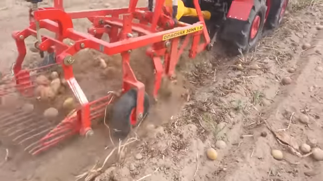 Минитрактор с картофелекопалкой 