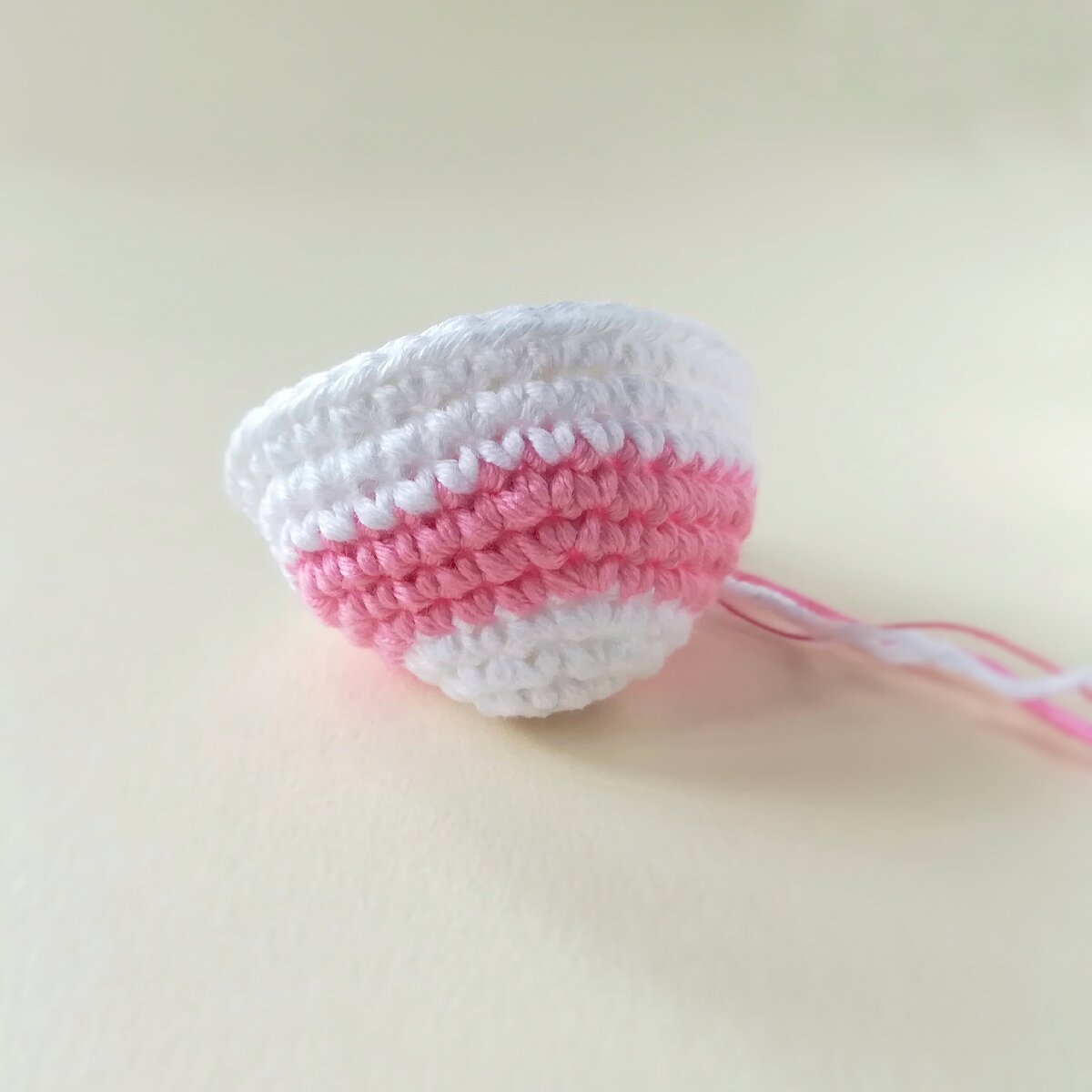 Этап вязания яйца (фото из собственного архива)