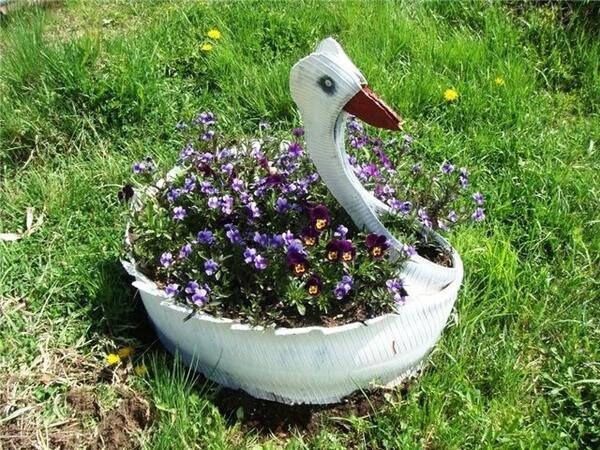 
Мини-клумба «Лебедушка» выполнена из автомобильной покрышки
