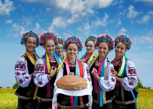 Ученые-этнографы доказали, что общими прародителями многих восточных и западных народов были древние племена, проживающие на территории современной Индии. Часть из них осталась на востоке и стала прародительницей таких народов, как персы, индусы, таджики, иранцы и др. 


Другие племена после глобального потепления стали осваивать свободные северные и западные земли. Это произошло около 12 тысяч лет назад. Всех выходцев с территории Индии стали называть индоевропейцами. В основе всех их языков лежит общий – санскрит. Во время миграции происходила ассимиляция с представителями других этнографических групп – угрофинами и монголоидами. Из их слияния и возникли современные европейские народы.



Постепенно из общей массы выделились германские, романские и славянские племена. Наши предки, славяне, вначале занимали территорию даже таких современных государств, как Германия. С юга на север ареал их простирался от Балтики до Причерноморья. Со временем часть славян совершила второе переселение – с запада на восток. При этом следует отметить, что местные племена охотно принимали новых поселенцев, снова шли процессы ассимиляции и интеграции, в результате чего из общего исторического сообщества выделились группы племен, основателей современных славянских народов.



Одну из групп, продвинувшихся дальше всех, стали называть восточными славянами. Они-то и стали нашими ближайшими предками. Это переселение шло от шестого до десятого веков нашей эры.



Селились восточные славяне отдельными группами – родами, которые селились в общих полуземлянках. Их основными занятиями были земледелие, охота, ловля рыбы, бортничество, скотоводство. Занимались они и ремеслами: ткачеством, выделыванием кож, обработкой металлов, изготовлением деревянной и керамической посуды.



Древние славяне отличались силой, неутомимостью, ловкостью в движениях, трудолюбием, добротой и милосердием. Захваченных пленников они не превращали в рабов, разрешали им селиться рядом, а через некоторое время предоставляли выбор уйти или остаться. Славяне легко сносили нужду и голод, питались грубой пищей. Побывавшие на их землях чужестранцы отмечали их стройность, высокий рост, приятность лиц, хлебосольство и чистоту тел и жилищ. В то время как в Западной Европе города превращались в свалки, а люди страдали нечистоплотностью, славяне следили за чистотой. Они регулярно меняли одежду и мылись в банях. Об этом писали древнегреческий историк Геродот и Апостол Иисуса Христа Андрей Первозванный.



Оружием древних славян были мечи, луки со стрелами, пики, булавы, дротики. Наши предки редко нападали на свих соседей, зато упорно обороняли свою землю.



Свободное время эти люди посвящали творчеству. Они вырезали деревянные игрушки и посуду, расписывали керамику, вышивали узоры на одежде и предметах обихода, охотно водили хороводы, пели, танцевали, играли на дудочках, рожках и гуслях.

Восточные славяне до принятия христианства были язычниками, но без фанатизма. Их боги не требовали кровавых жертв и храмов, довольствуясь тем, что им приносили люди: продуктами питания, деревянными идолами, ленточками на деревьях. Для коллективных молитв язычники собирались на полянах, где стояли вырезанные из дерева образы богов. Обряды совершали жрецы – кудесники. Здесь же происходили праздники – игрища.



Во главе рода стоял выборный человек, его власть не передавалась по наследству. Во главе семьи был мужчина, но и женщины не были угнетены и унижены. В то время, как мужчины работали в поле, они разумно вели домашнее хозяйство и достойно воспитывали детей.

Несколько родов объединялись в племя, которым руководил избранный князь. В его обязанности входили защита границ, разрешение судебных споров, назначение наказаний, укрепление поселений, сбор пошлин и др.



Постепенно родоплеменные связи стали рушиться, власть становилась наследственной, появилась знать. Но в то же время начали из наиболее близких племен формироваться отдельные народы, но это происходило уже с 11 века.



Таким образом, исследуя общие корни восточнославянских народов, их культуру, обычаи, верования, образ жизни, следует не настаивать на различиях, а помнить, что все мы – братья и сестры, и стараться к объединению в целях сохранения мира и добрососедства, чтобы преодолеть во многом чуждое нам влияние Запада.