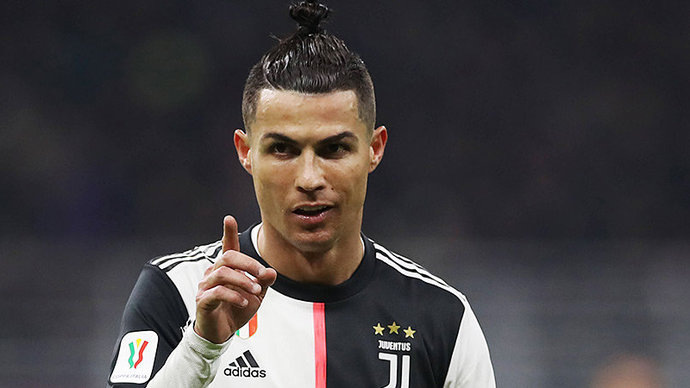 Полузащитник «Уотфорда» Исмаила Сарр пообщался с болельщиками в социальных сетях. Футболист отметил, что считает Криштиану Роналду лучшим игроком в мире.  
— Я никогда не видел его игру вживую, но очень хочу. Роналду — лучший в мире. Он отлично играет, он забивает голы, которые являются произведениями искусства.
Я играл против Мане, а он сильный. Но я также играл против Неймара и выбрал бы его, потому что он так силен во всех аспектах игры… за исключением того, что не играет в защите, — сказал Сарр.
Напомним, «Уотфорд» приобрел Сарра летом за 30 миллионов фунтов у «Ренна». В сезоне-2019/20 Сарр провел 21 матч, забил 6 голов и отдал 4 результативные передачи.