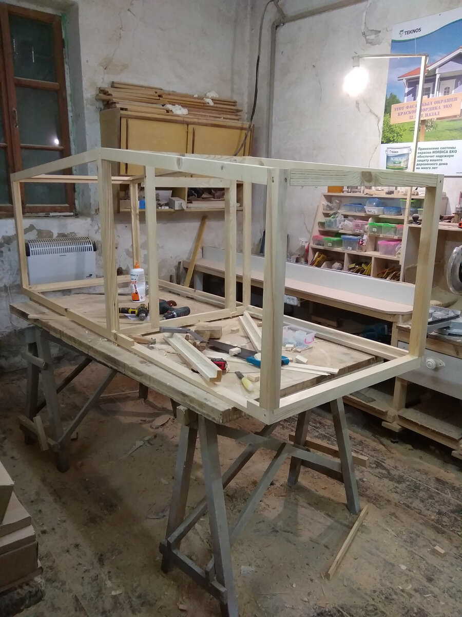 Каркас собирается на клей и оцинкованные саморезы