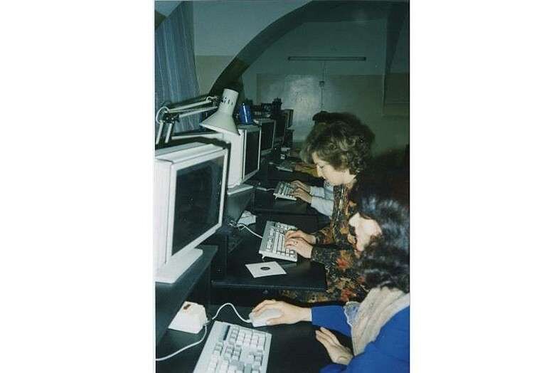 Уникальные способности экстрасенсов интересовали власть с глубокой древности. По собственной воле или по принуждению многие сенситивы оказывались втянутыми в политические или криминальные авантюры монархов, а позднее выполняли роли «советников» в карательных или разведывательных органах. Но до XX века такое сотрудничество, как правило, носило чисто эпизодический характер. Пионерами в постоянном и планомерном секретном использовании паранормальных способностей человека стали работники ВЧК-ГПУ, задолго до Второй мировой войны.