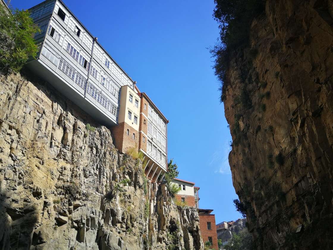 На пути к водопаду в районе серных бань