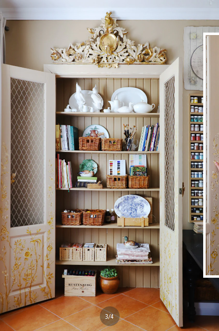 Обратите внимание на "подкладку" - внутреннюю роспись шкафа. Фото из архива журнала "Живем на даче".