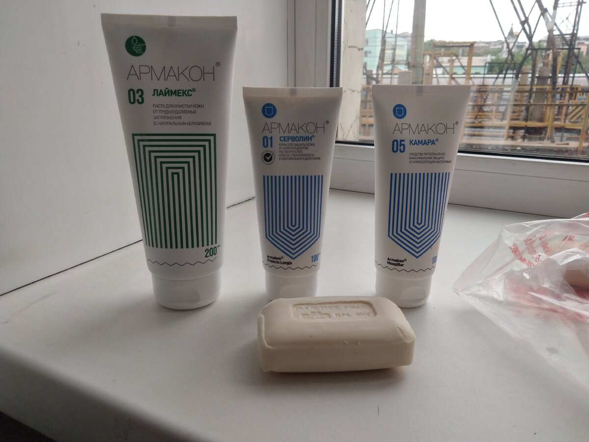 Скраб для мытья рук, крем для рук защитный и крем от комаров и прочих вампиров. Надеюсь, мыло вы узнали :-)