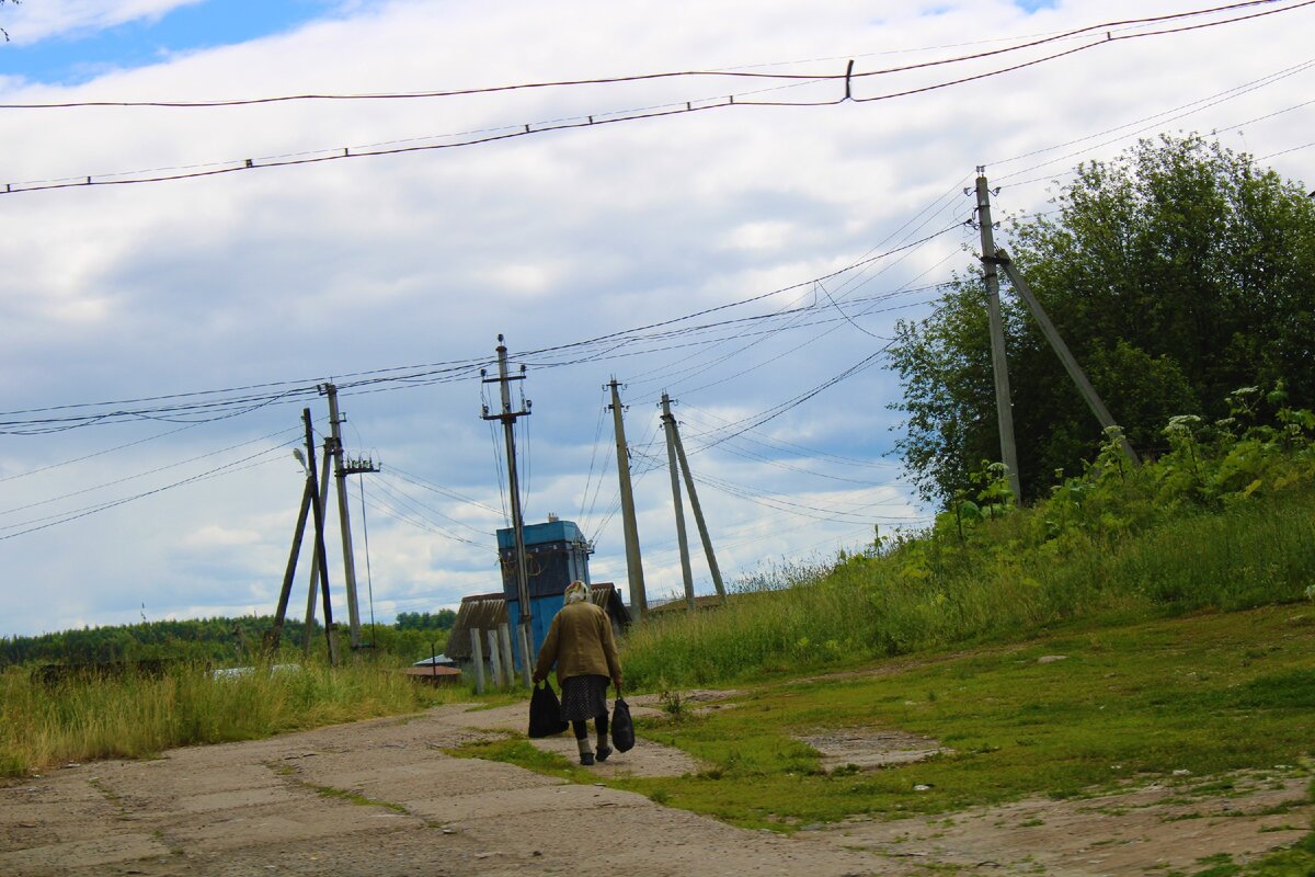 Ишлеи, село в 19 км. от столицы Чувашии – Чебоксар, показываю как здесь живут люди. Борщевик у дорог, много зданий на…