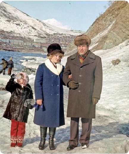 С родителями. Фото взято из открытого источника