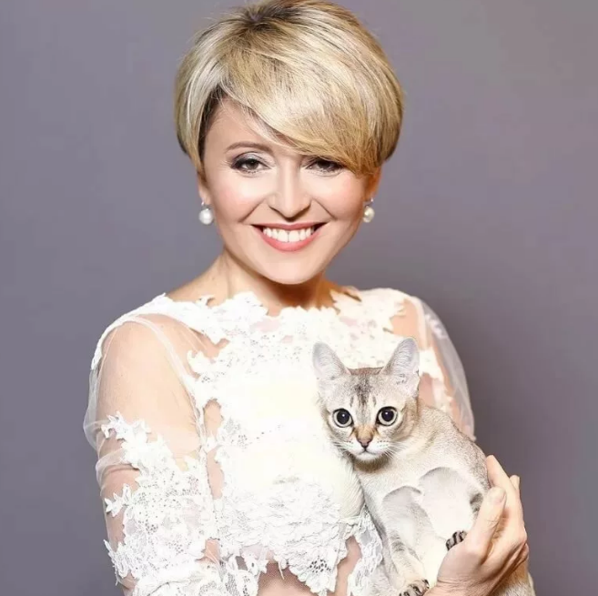  Анжелика Варум, российская эстрадная певица. Известная песня: "Городок".