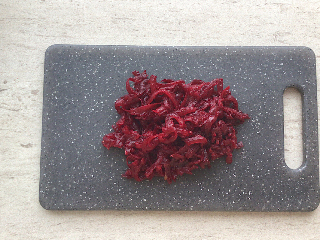 Натираем на крупной тёрке.