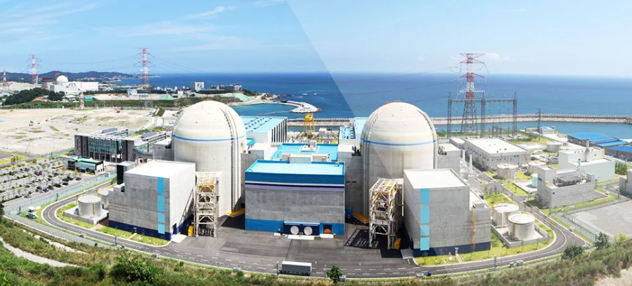 АЭС "Shin-Kori". По состоянию на 2020 год запушено два реактора "APR-1400". Строится ещё четыре реактора этого типа на двух южнокорейских АЭС. ОАЭ строит у себя четыре энергоблока по этому проекту, одни из которых запущен в 2020 году. 