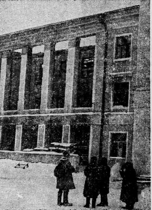 Следы фашистских захватчиков: одна из школ города Калинина, в которой немцы устроили конюшню. 