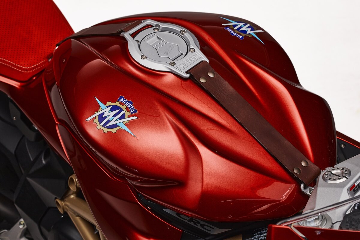 Мотоцикл MV Agusta с девушкой