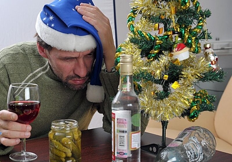 с новым годом бухарики. с наступающим новым годом алкаши. тор экхофф apetor. алкаш под елкой. с новым годом алкаши.