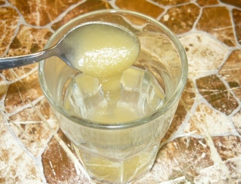 Порошки лф. Мед растворенный в воде. Замес опары. Сухие дрожжи в воде. Сахар дрожжи и вода.