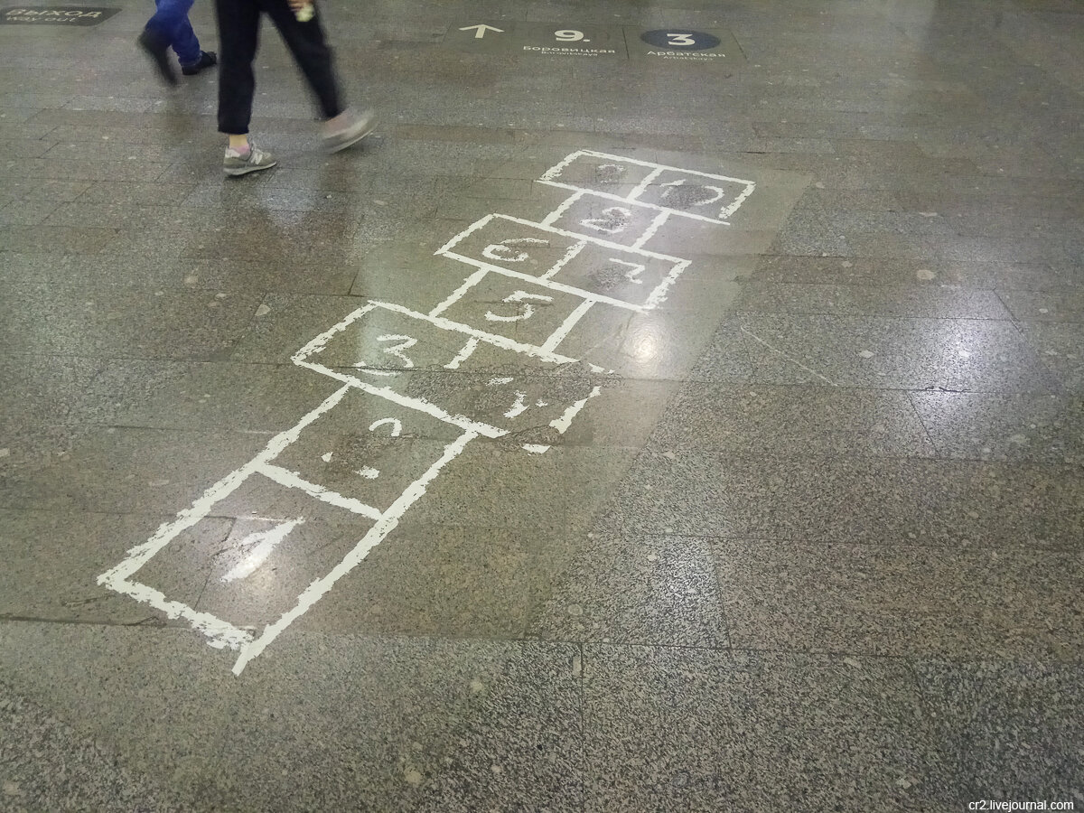Поле для игры в классики в московском метро. Фото автора статьи (ещё 1 фото)