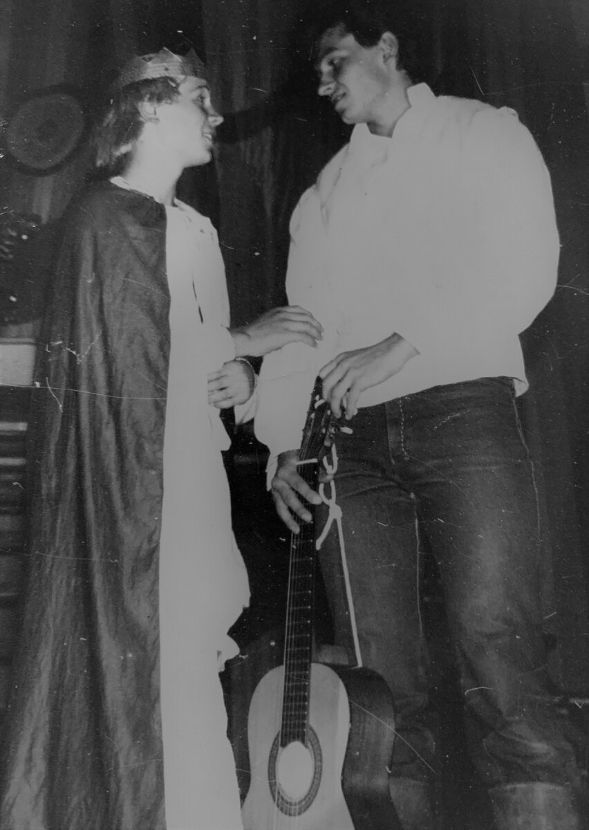 Сергей Степанов и Игорь Кашин в театре на сцене.