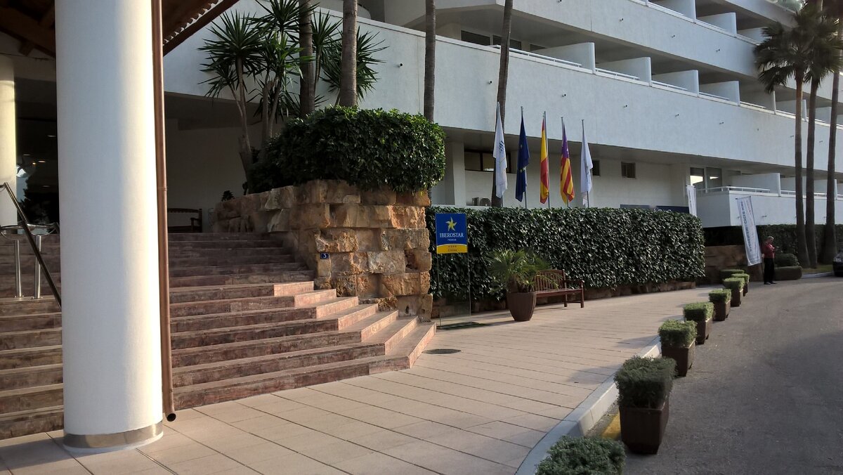 вход в отель Iberostar Cristina4*