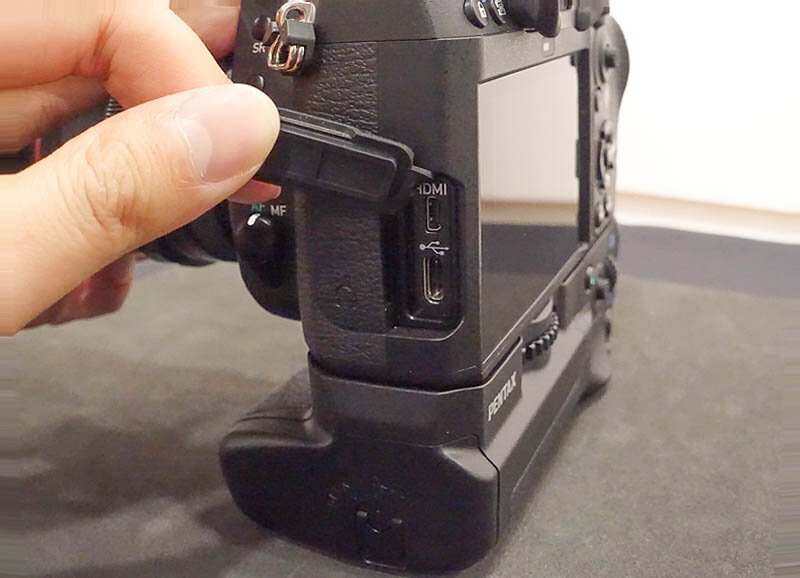 С левой стороны находятся разъемы: USB Type-C,  HDMI (тип D), для микрофона и наушников