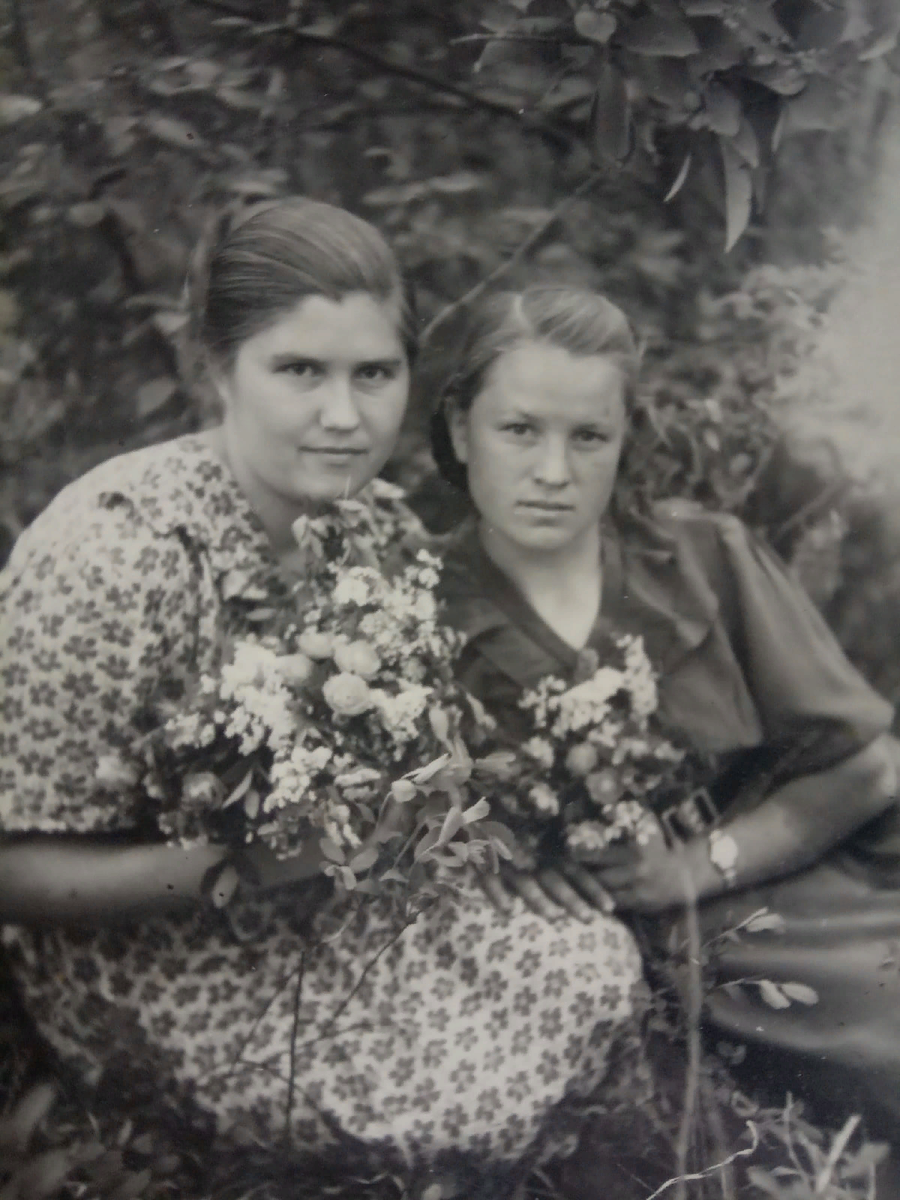 Слева бабушка Валя. 10 марта будет 2 года, как её нет рядом с нами (фото автора)