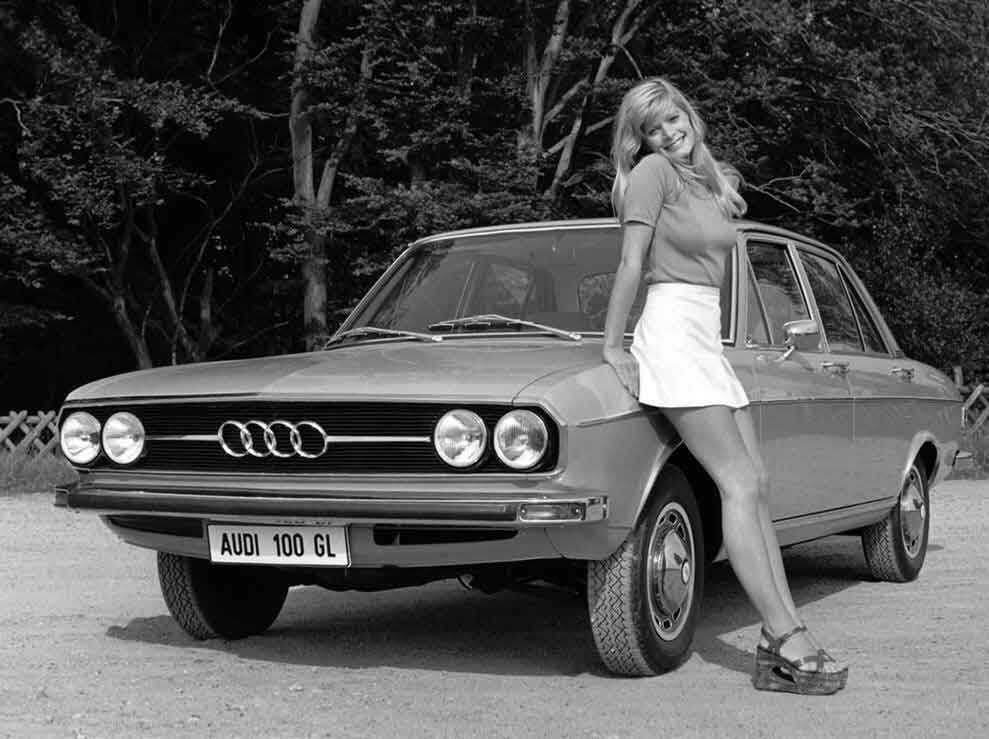 Audi 100 I (C1) – седан E-класса.