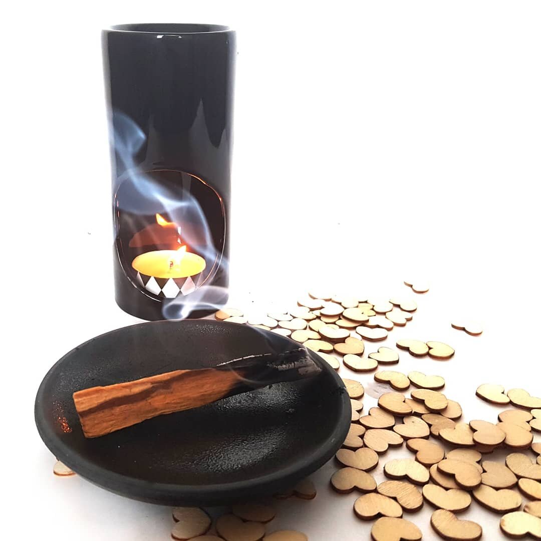 Использование эфирного масла пало санто в аромадиффузоре в комплексе с ароматным дымом палочек пало санто