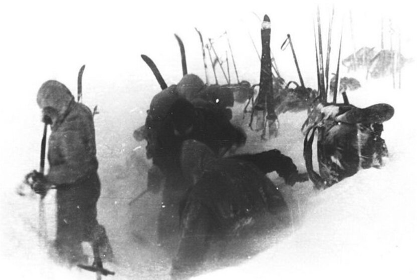 Одна из последних фотографий. Туристы расчищают место под палатку на склоне горы. По Нагаеву, это «Яма для запуска радиозондов»