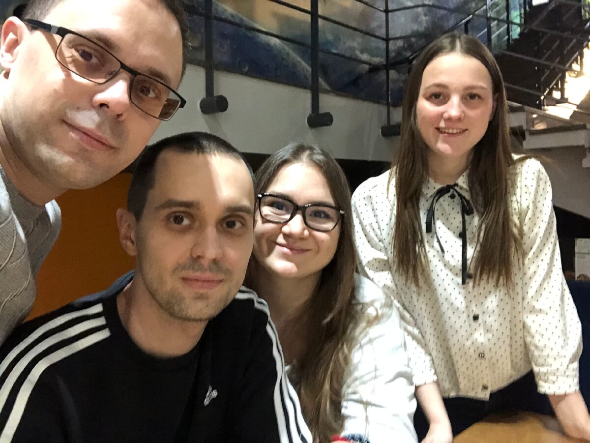 Сытые и счастливы — наелись пиццы, запили ягодным чаем