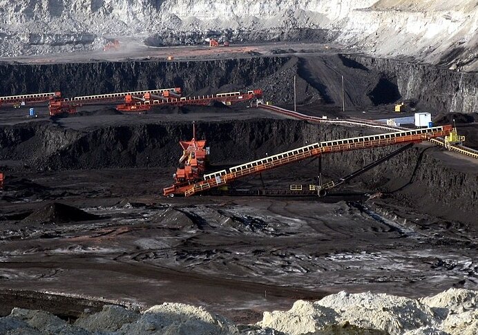 Фото: https://commons.wikimedia.org/wiki/File:Surface_coal_mine_detail,_Gillette,_Wyoming.jpg