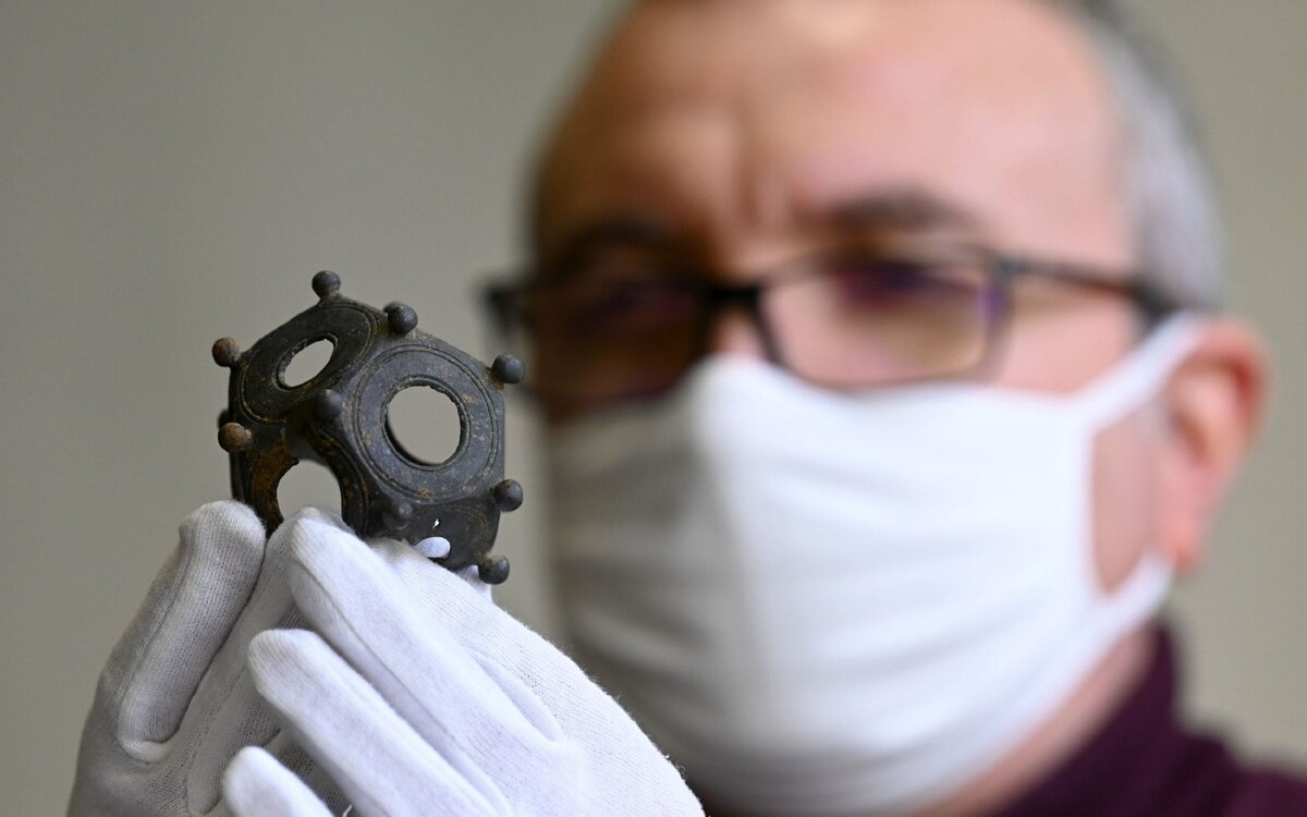 Этот додекаэдр изъят у "черного копателя" из Франции, грабившего археологические сайты.