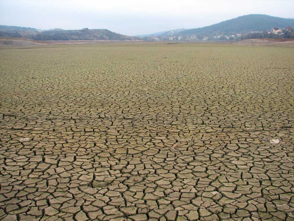 Высыхающее Симферопольское водохранилище (лето 2020 года). 